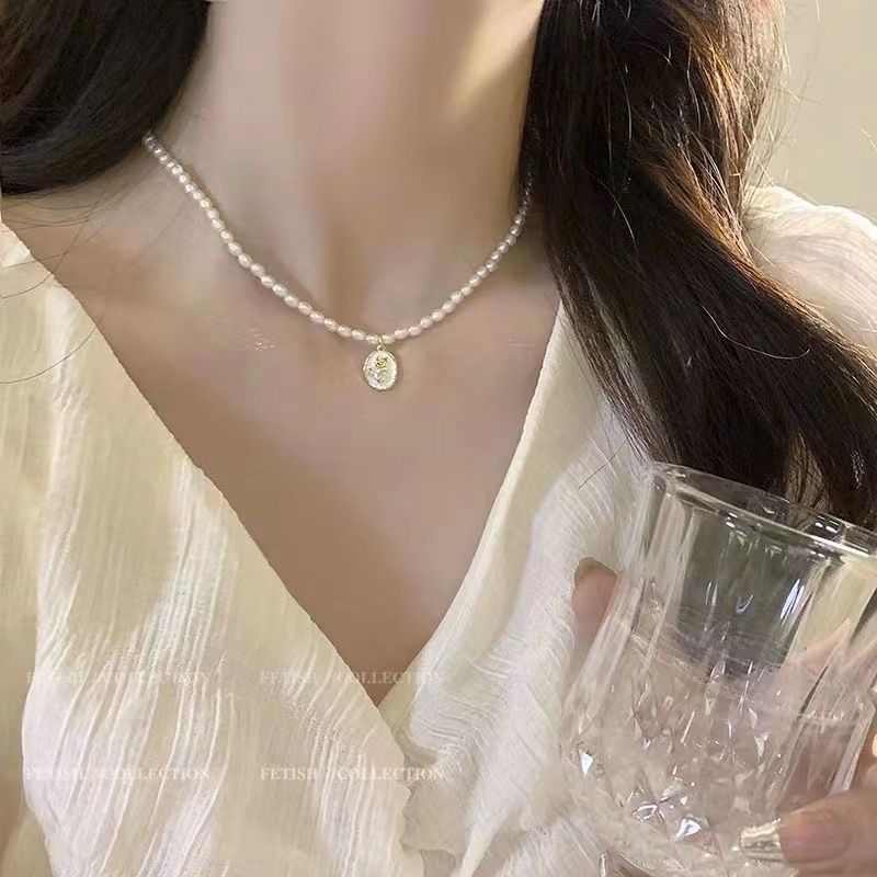 Various styles of fashion new pearl party necklace fashion high-end temperament clavicle chain net celebrity necklace clavicle chain niche dress accessoriesRose Pearl Necklace