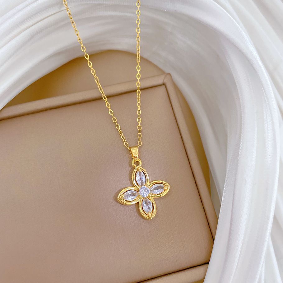 Elegant Four‑Leaf Clover Pendant Necklace for Women, Stainless Steel Adjustable Chain, Gold‑Plated Inlaid Clear Zircon Charm Clavicle Chain, Light‑Luxury Sparkling Fashion Jewelry Gift for Daily Dating Party Banquet Wear