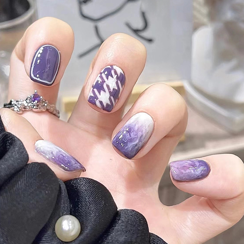 R673 24 Pcs Glossy Press on Nails, Medium Square Houndstooth Purple and White Smudge French Lines Prints Fake Nails, Full Cover Artificial False Nails for Women and Girls
