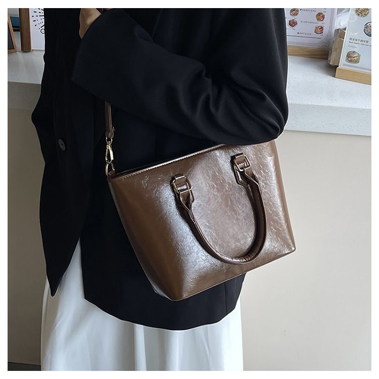 Miss DG 2025 new large-capacity commuter bag shoulder messenger bag fashionable simple handbag casual shopping bag