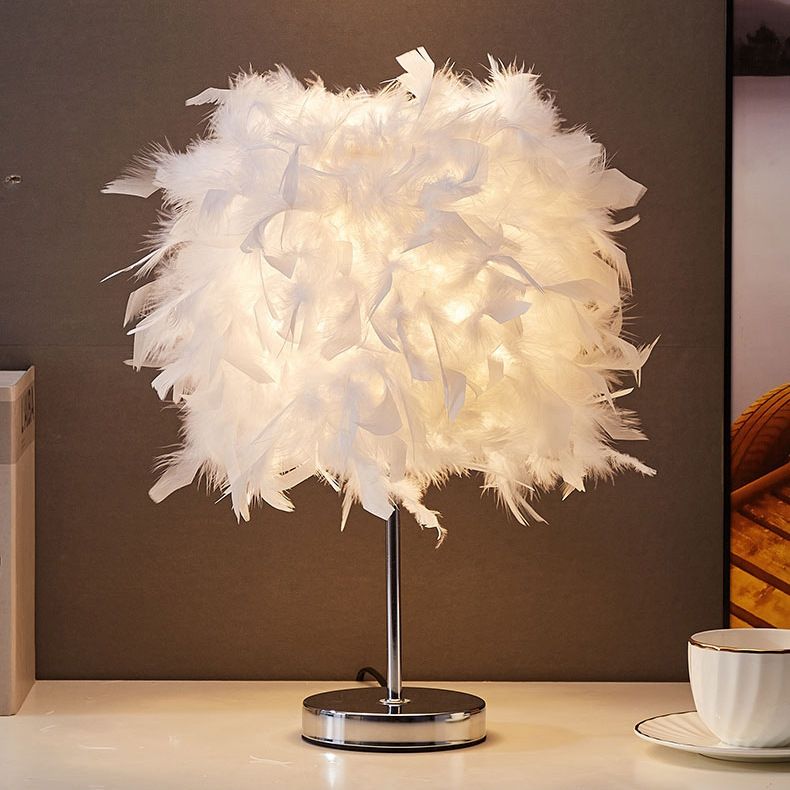 2026 New Nordic Feather Table Lamp Creative Romantic Atmosphere Night Light Modern Minimalist Home Decor Lamp Soft Warm Light for Bedroom Bedside Living Room Desktop Ornament