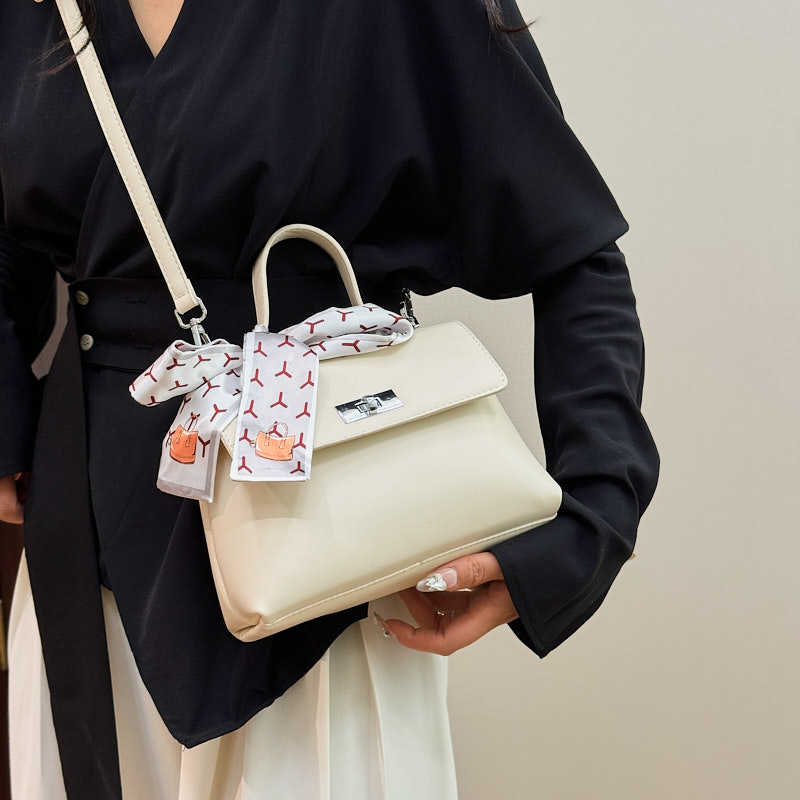 2025 Little Bear new casual versatile large capacity shoulder bag, niche women's bag, retro fashion crossbody bag