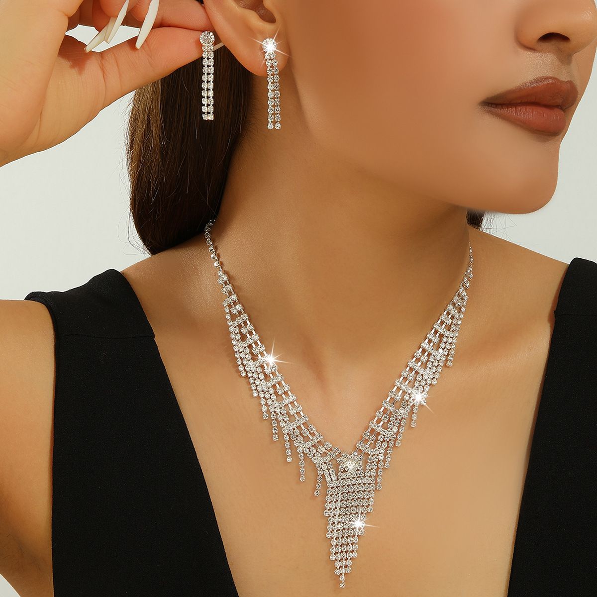 Super Sparkly Hollow Full Rhinestone V-Shaped Tassel 2Pcs Jewelry Set For Women, Adjustable Claw Chain Choker Necklace & Long Strip Drop Earrings, Silver Tone Luxury Statement Ornaments For Bridal Wedding Evening Banquet Prom Formal Dress, Glamorous Bling Matching Gift Accessories For Ladies
