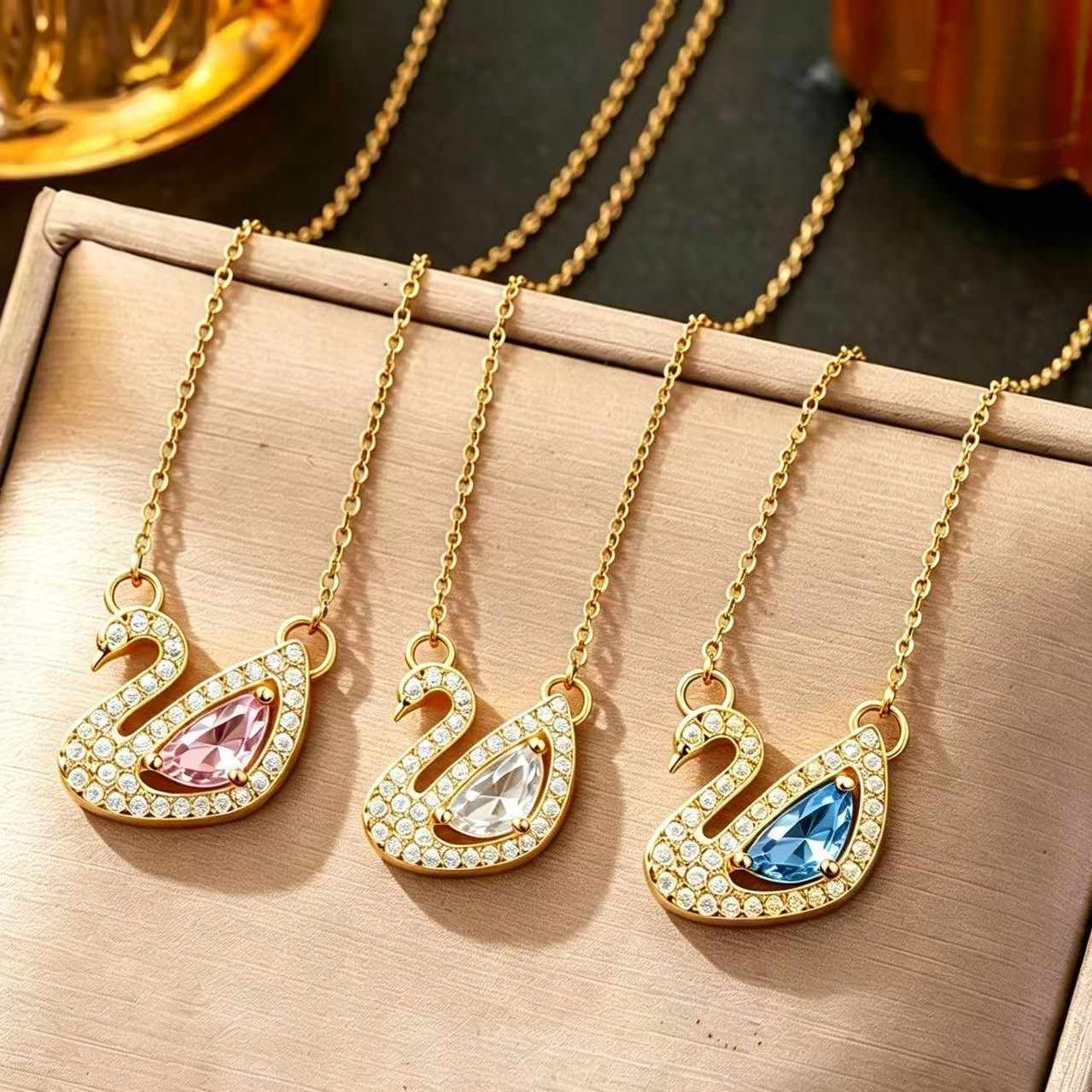 New Elegant Crystal Swan Pendant Necklace for Women, Sparkling Rhinestone Inlaid Titanium Steel Clavicle Chain, Light Luxury Niche Design Jewelry Accessory