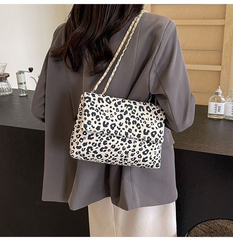 2024 new leopard print bag female fashion European style retro clamshell postbag 9082