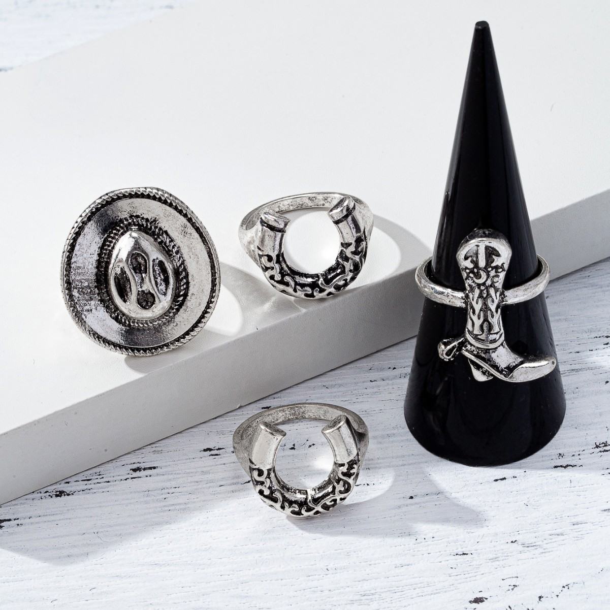 4Pcs Antique Silver Western Style Stackable Ring Set for Women, Retro Distressed Metal Finger Jewelry With Cowboy Hat, Cowboy Boot & Carved Horseshoe Design, Cool Dark Niche Aesthetic Layering Accessory for Daily Street Party Gift
