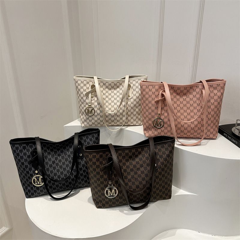 Relaxed feeling handbag for commuting, tote bag for women, new trendy single shoulder bag, large capacity handbag for carrying things.