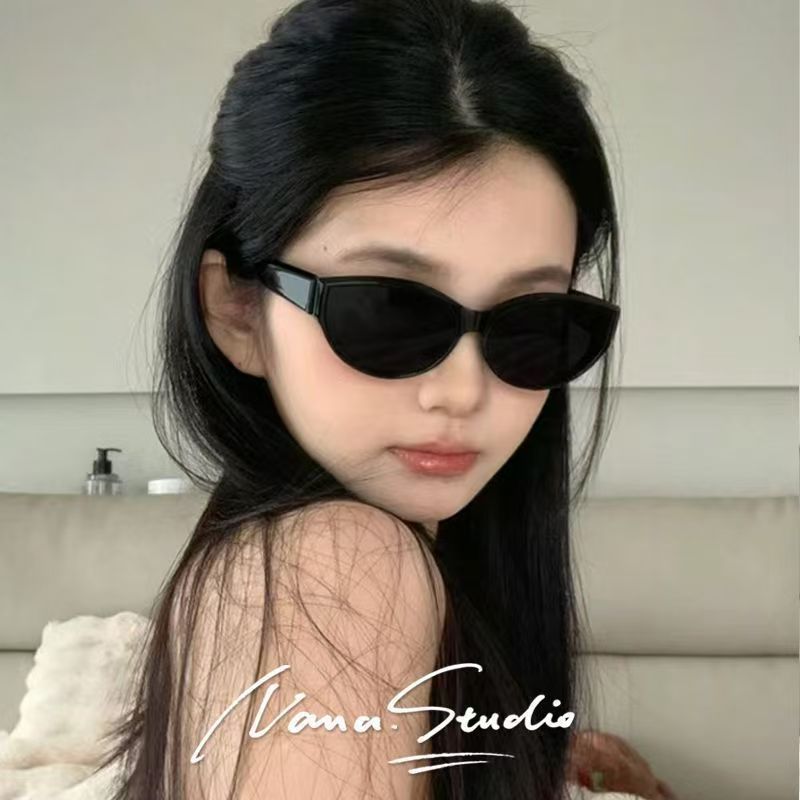 Jennie's same sunglasses for women, outdoor photography sunglasses, sun glasses, retro hot girl, cat eye glasses, small face glasses, European and American style