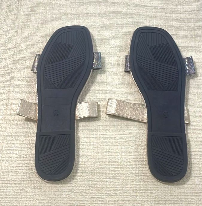 Flat low-heel sandals slippers for ladies with holographic color-changing stripe design, perfect for casual outdoor wear