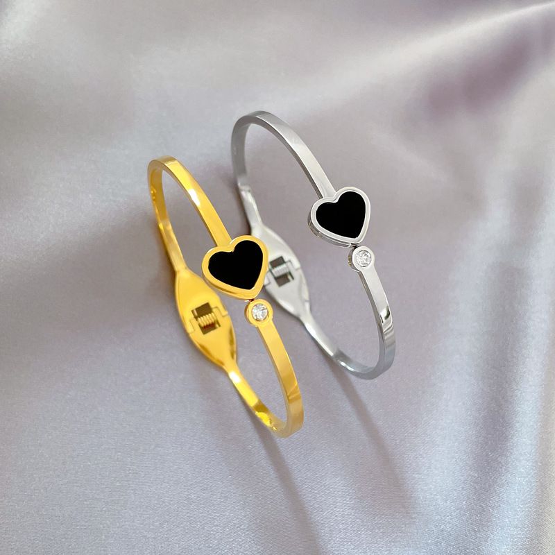 Ins Minimalist Black Heart Titanium Steel Bangle, Inlaid Tiny Crystal Hinged Cuff Bracelet, Waterproof Anti-Tarnish Stainless Steel Wrist Jewelry, Vintage Fashion Accessory Gift for Women
