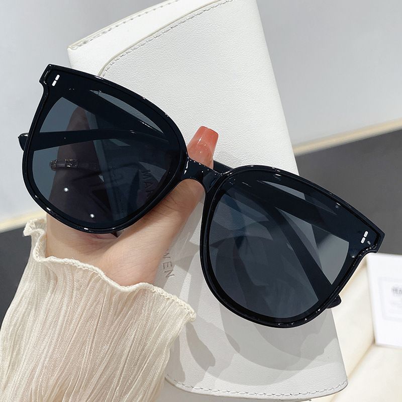 Fashionable streetwear sunglasses for both men and women. Sunglasses
