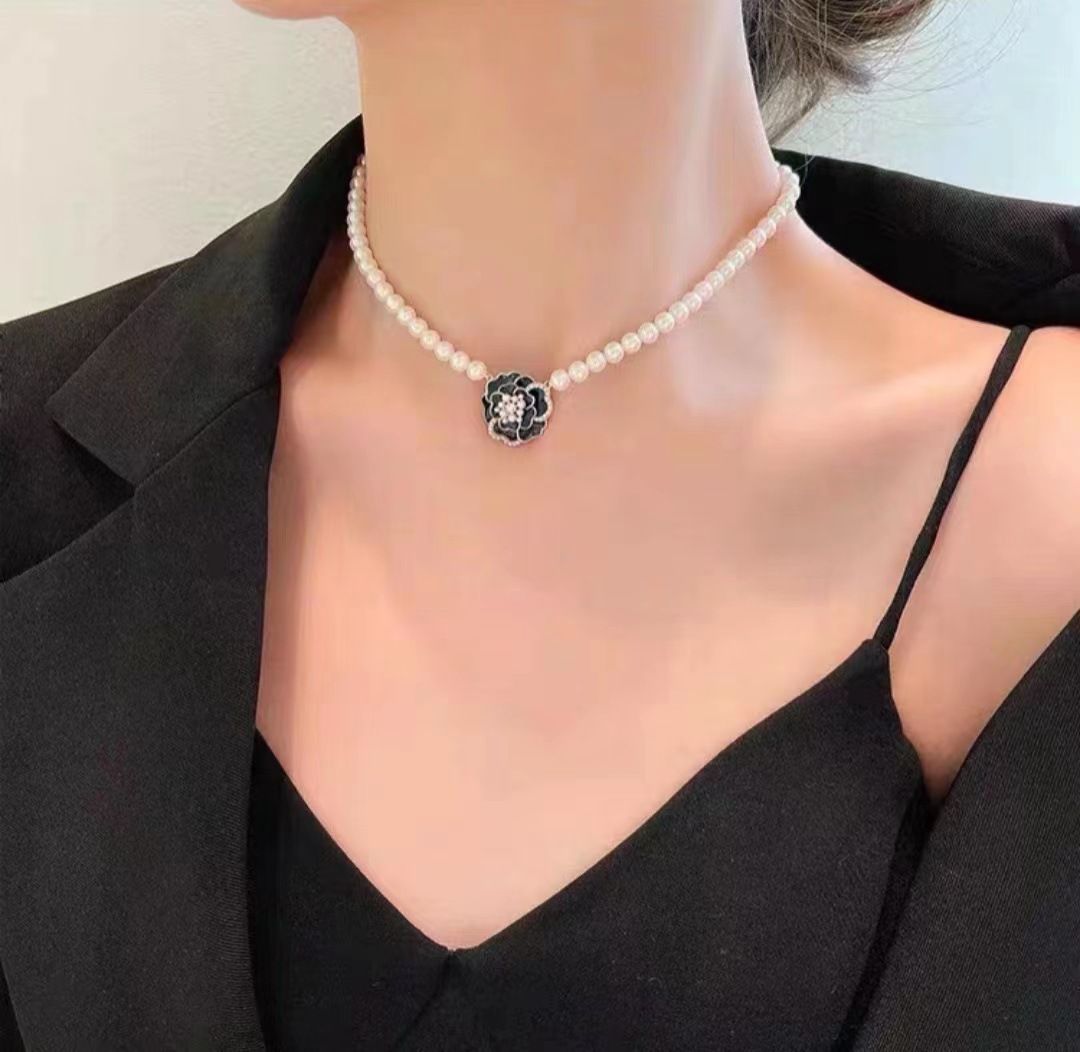 Various styles of fashion new pearl party necklace fashion high-end temperament clavicle chain net celebrity necklace clavicle chain niche dress accessoriesBlack Camellia Pearl Necklace