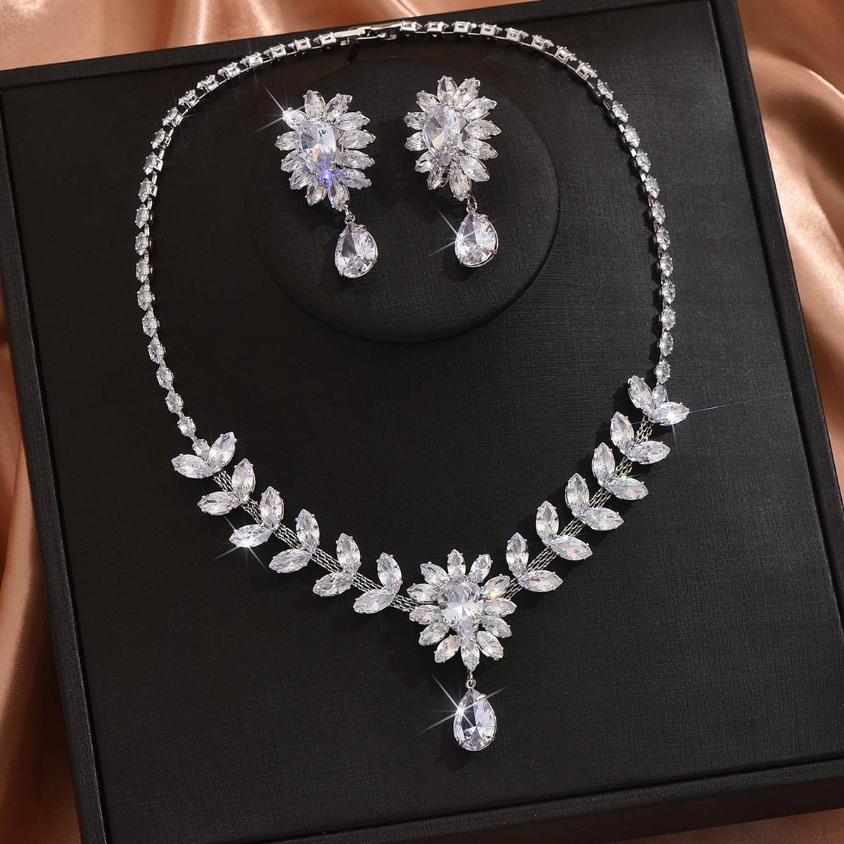 Elegant 2-Piece Bridal Zircon Jewelry Set, Leaf & Floral Motif Adjustable Necklace with Teardrop Zircon Pendant and Matching Drop Earrings, 4 Color Plating Choices, Sparkly Women Formal Accessories, Versatile Ornaments for Wedding Banquet Evening Gown Prom Festive Occasions Exquisite Ladies Gifts
