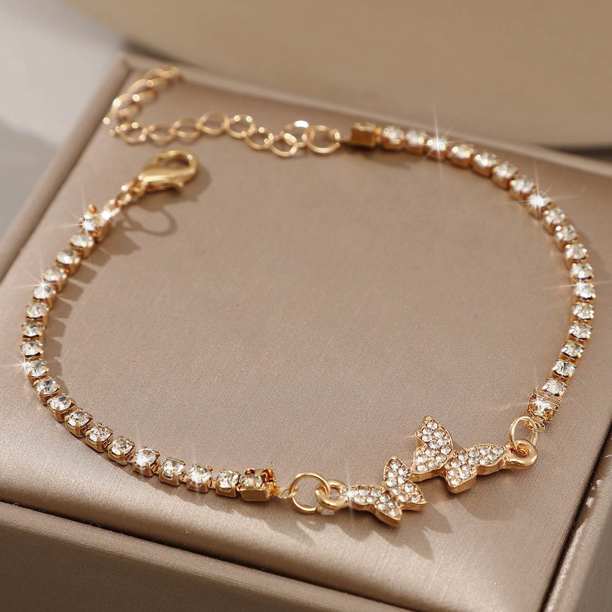 New Paved Full Rhinestone Butterfly Bracelet, Dainty Minimalist Luxury Inlaid Crystal Wrist Jewelry, Elegant High‑Grade Bracelet for Women Daily Outfit, Dating and Party Occasions