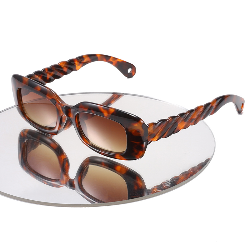 6773 Fashion Square Women Sunglasses Vintage Clear Gradient Eyewear Men Trending Punk Rivets Sun Glasses
