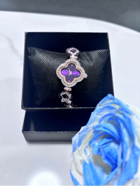 Women's watch with rose gold and diamond red dial four-leaf clover Bracelet watch; Fashion bracelet design