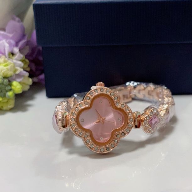 Women's watch with rose gold and diamond red dial four-leaf clover Bracelet watch; Fashion bracelet design