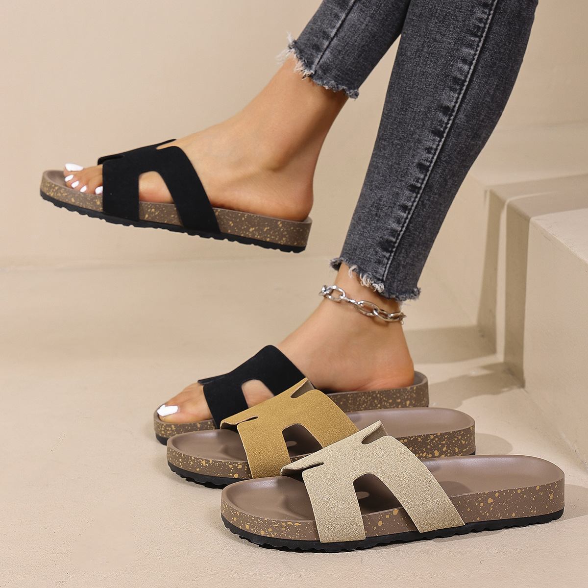 Summer 2025: Flat-bottomed, fashionable, anti-slip, casual, large-sized flip-flops for beach women