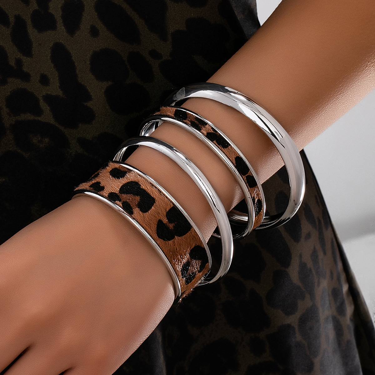 4Pcs Minimalist Silver Stackable Bangle Set for Women, Glossy Plain Round Closed Bangles & Leopard Print Faux Fur Open Cuff Bracelets, Trendy Wild Geometric Wrist Jewelry for Daily Street Dating Party Fashion Gift Accessory
