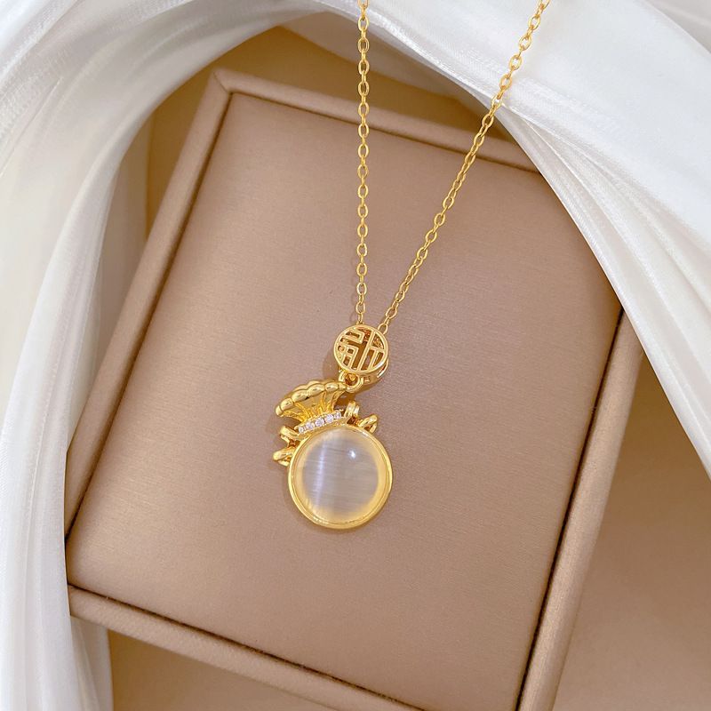 Women Titanium Steel Lucky Pouch Pendant Clavicle Necklace, Cat‑Eye Stone With Micro‑Paved Zircon Charm Necklace, Elegant Light‑Luxury Fashion Neck Jewelry, Adjustable 40+5cm Chain, Versatile Daily Party Dating Accessory Gift for Ladies
