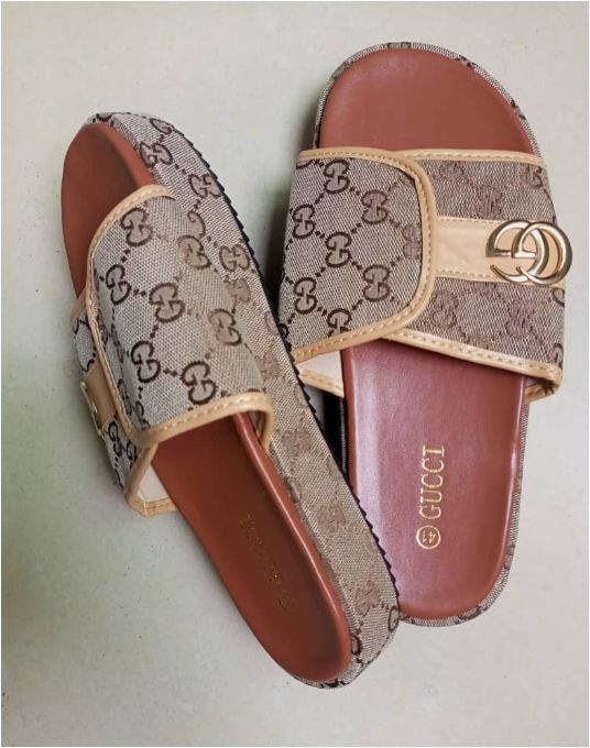 GUCCI slippers' thick soles super show height a comfortable and versatile outdoor design sandals