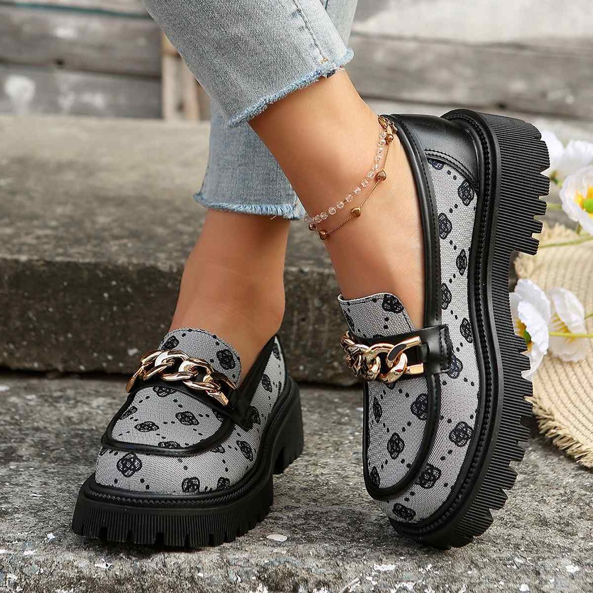 Thick-soled loafers for women in 2025, large-sized inward-height-increasing women's shoes, versatile and fluffy, British-style small leather shoes for women