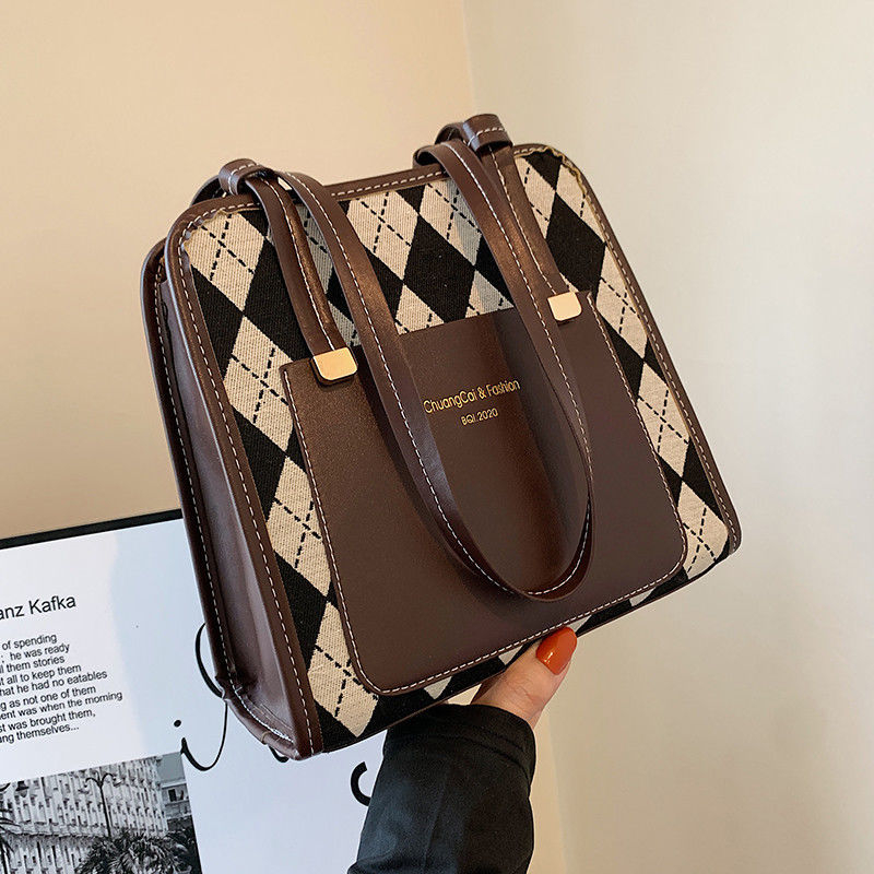 Network red fashion bag 2021 new vintage winter hand-held female bag single shoulder ringbone armpit bag versatile INS

