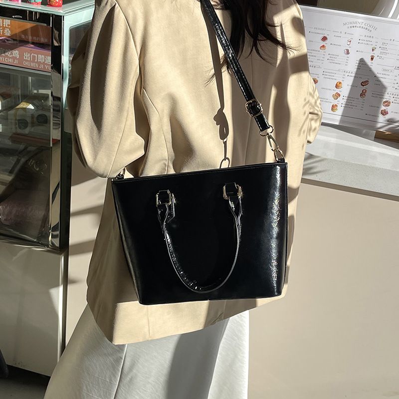 Miss DG 2025 new large-capacity commuter bag shoulder messenger bag fashionable simple handbag casual shopping bag