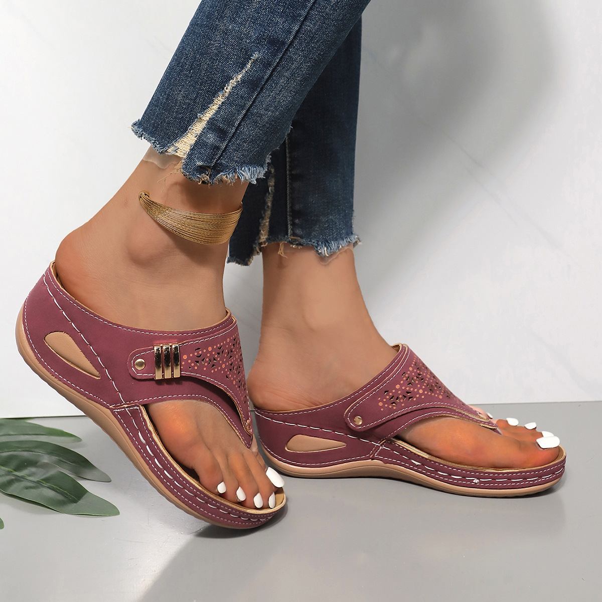 Large size solid color 2024 summer new round head thick bottom fashion hollow-out wearing herringbone flip-flops woman 710-1