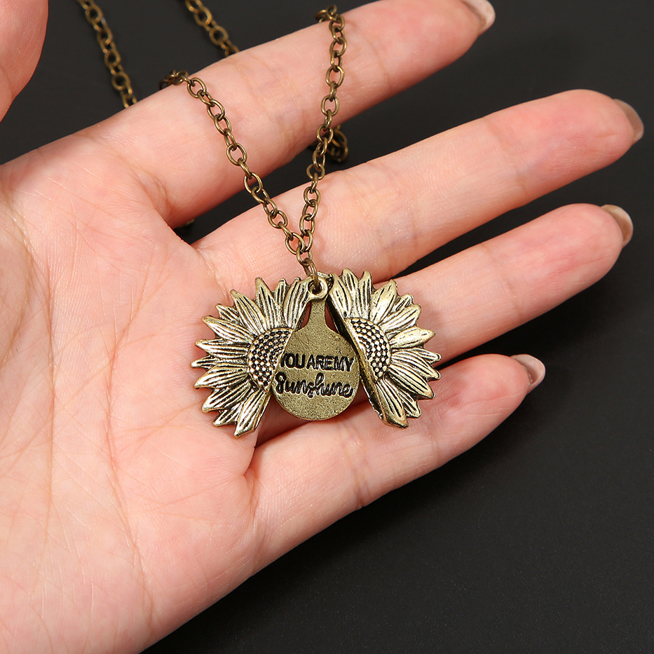 5661001 02 Engraved Letter Detail Sunflower Charm Pendant Necklace Hip Hop　Trend Jewelry Gift