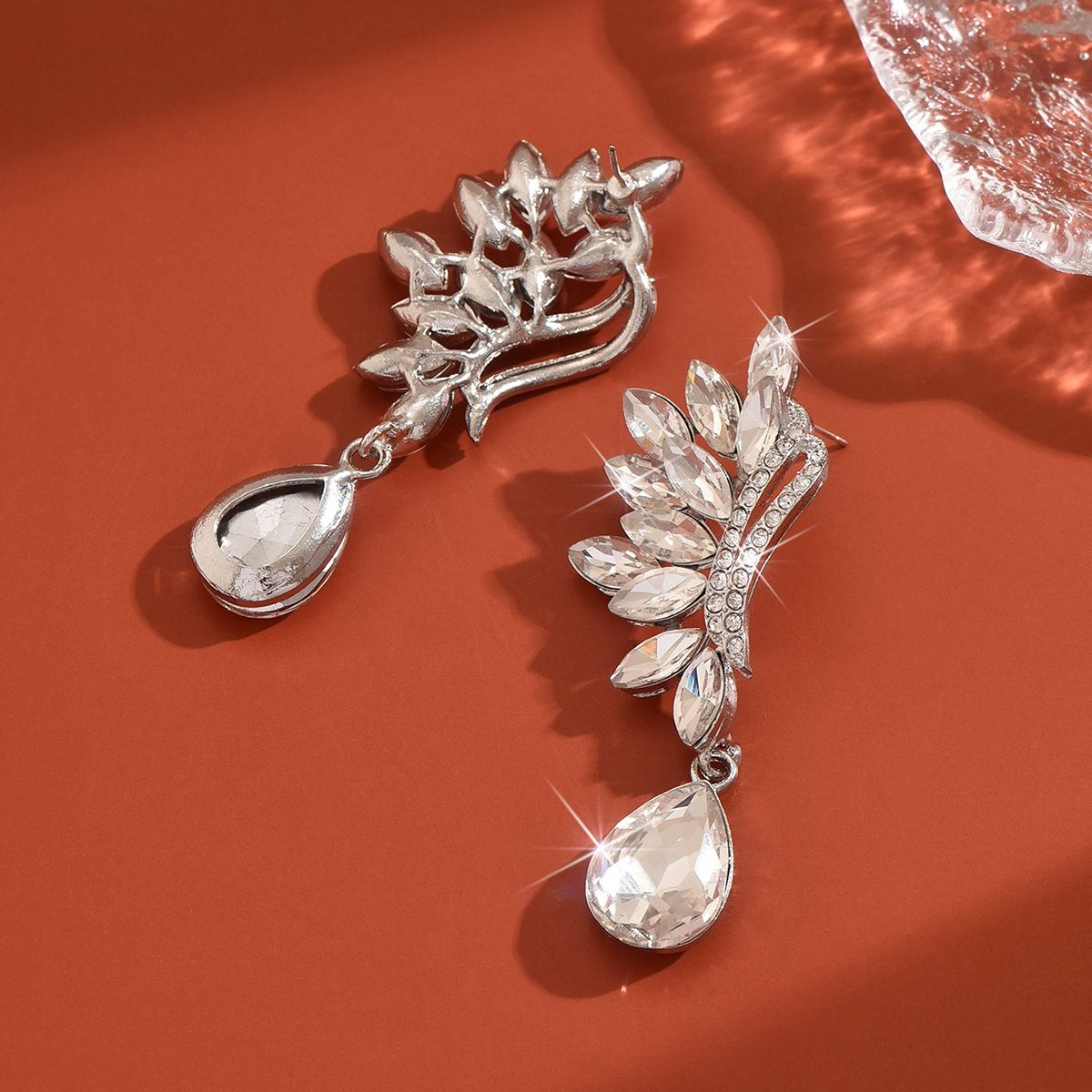Luxury Long Leaf Drop Earrings Full Paved Shiny Rhinestone Teardrop Crystal Dangle Earrings Exaggerated Elegant Alloy Statement Ear Jewelry Sparkling Evening Banquet Wedding Party Formal Dress Accessories Fashion Glitter Women Gift Earrings
