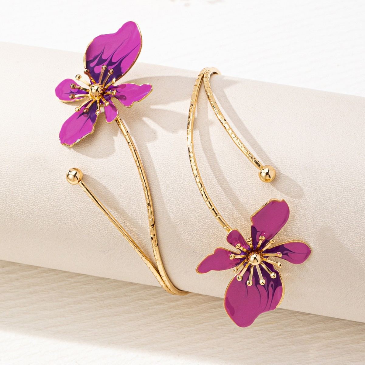Elegant Fresh 3D Floral Open Arm Cuff for Women, Irregular Purple Enamel Flower Gold Tone Upper Arm Bracelet, Adjustable Split Wire Wrist Armband, Romantic Botanical Statement Jewelry for Party Wedding Dating Gift Accessory
