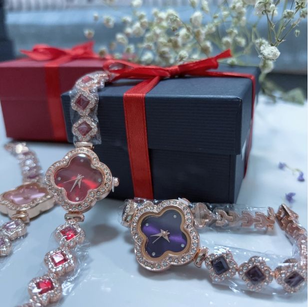 Women's watch with rose gold and diamond red dial four-leaf clover Bracelet watch; Fashion bracelet design