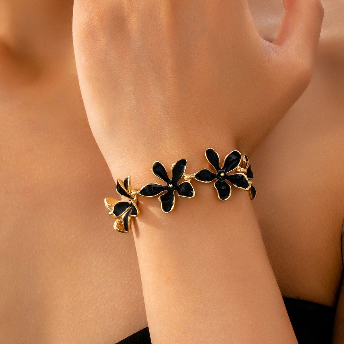 Elegant Black Enamel Flower Link Bracelet, Gold Tone Floral Chain with Adjustable Extension, Bold Nature-Inspired Statement Jewelry for Women, Ideal for Daily & Night Wear
