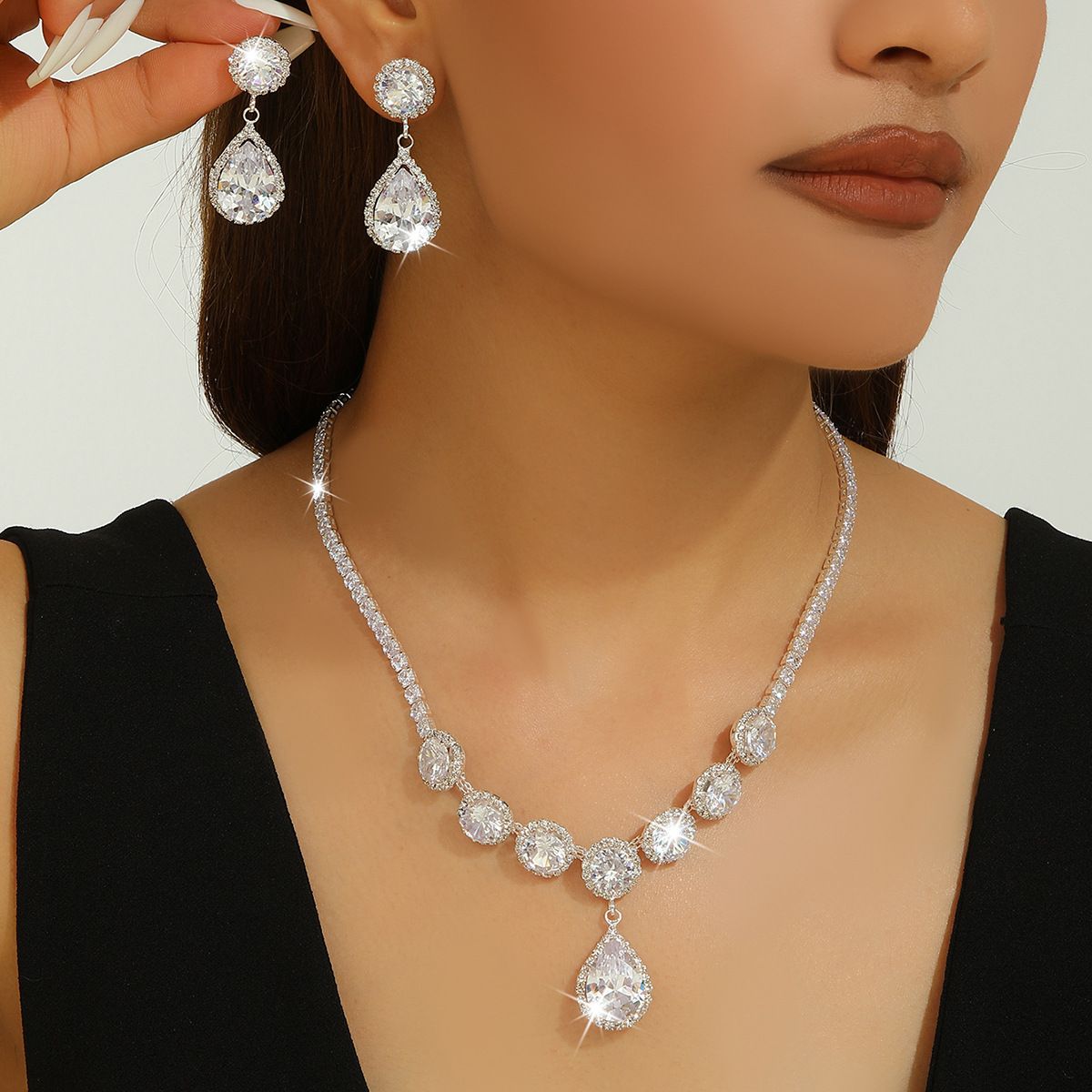 Luxury Round Halo Teardrop Cubic Zirconia 2Pcs Jewelry Set For Women, Full Rhinestone Adjustable Collarbone Necklace & Matching Teardrop Drop Earrings, Silver Tone Elegant Sparkling Ornaments For Bridal Wedding Party Evening Banquet Prom Gown, Classic Glam Matching Gift Accessories For Ladies
