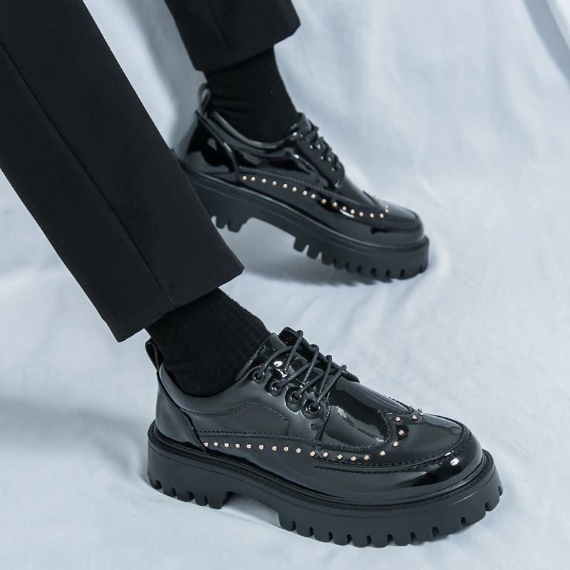 Cross-border large-sized 2025 formal casual shoes with rivets, personalized barber leather shoes, thick-soled height-increasing, black and white fashionable men's shoes