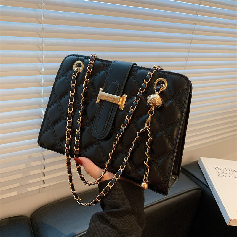 On the new texture of the small bag woman 2021 new style popular network red shoulder bag chain autumn and winter simple messenger bag