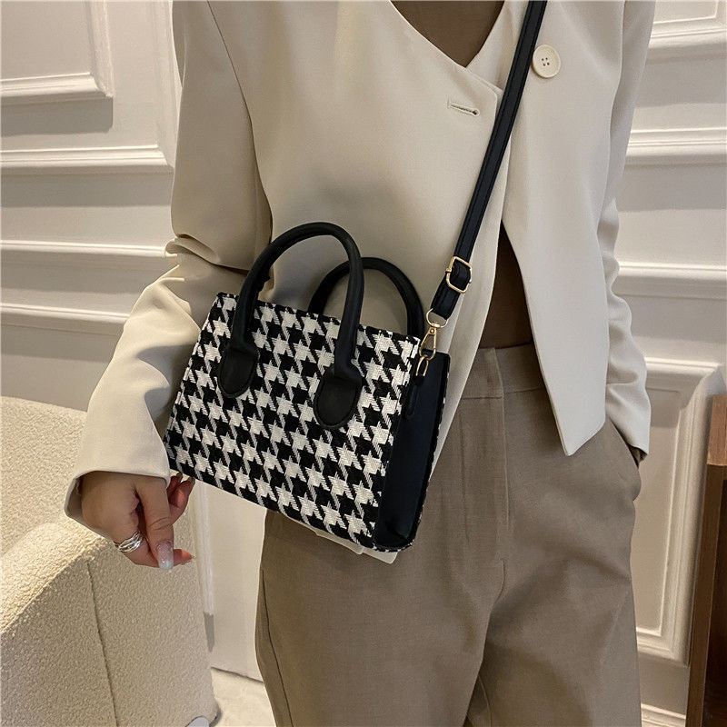 On the new autumn and winter French style small grid portable small bag female 2021 new tide texture versatile single shoulder crossbody bag