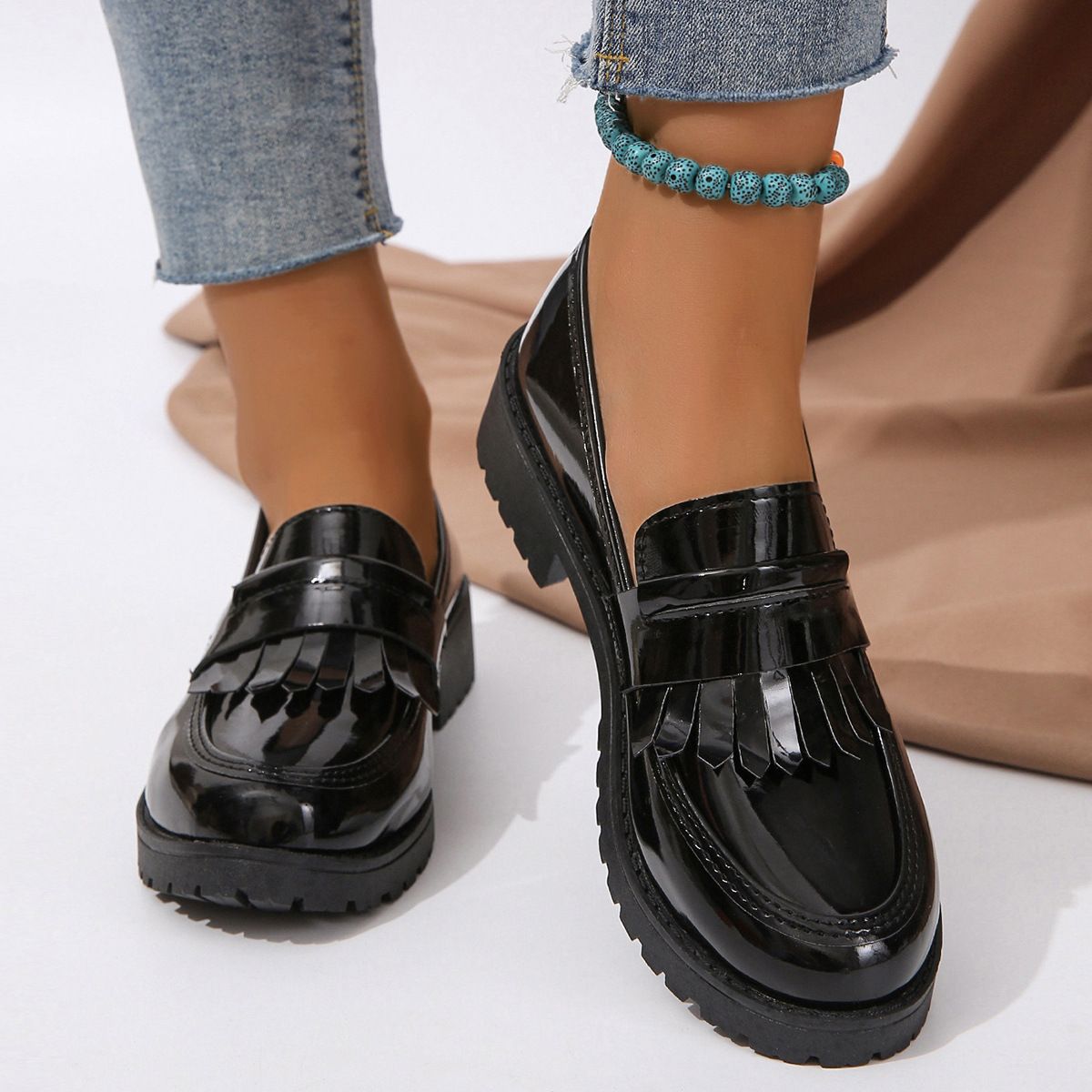 Large-sized shallow-mouthed thick-heeled loafers for the 2025 summer new Korean version, wearing thick-soled lazy shoes on one foot