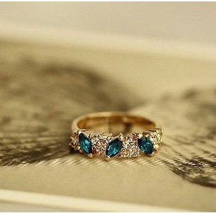 Women's Vintage Green Gemstone Ring Sweet Rhinestone Alloy Ring