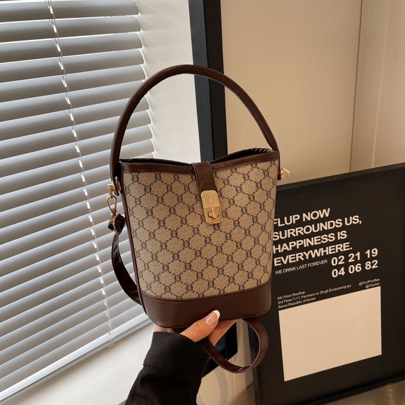 The 2025 new style of high-quality women's bucket bag, fashionable and trendy niche crossbody bag, retro, individual and beautiful single-shoulder bag