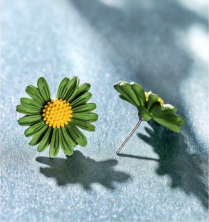 50% OFF Ea925 silver pin small daisy earrings The same simple and small fresh small daisy silver pin earrings