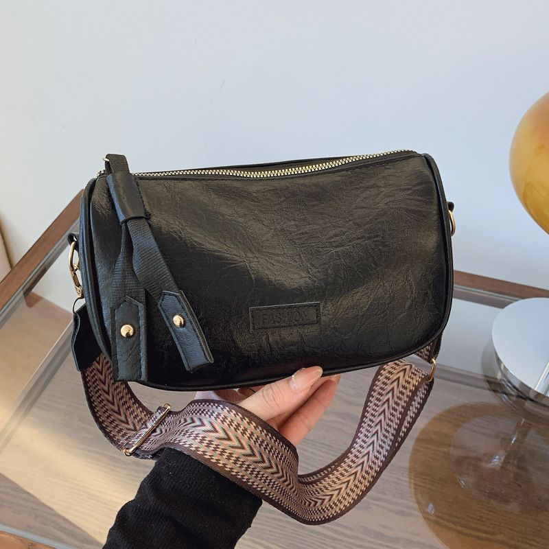 This year, small bags are in vogue for women's casual wear. In 2025, there are new fashionable and trendy single-shoulder crossbody bags and retro pillow bags
