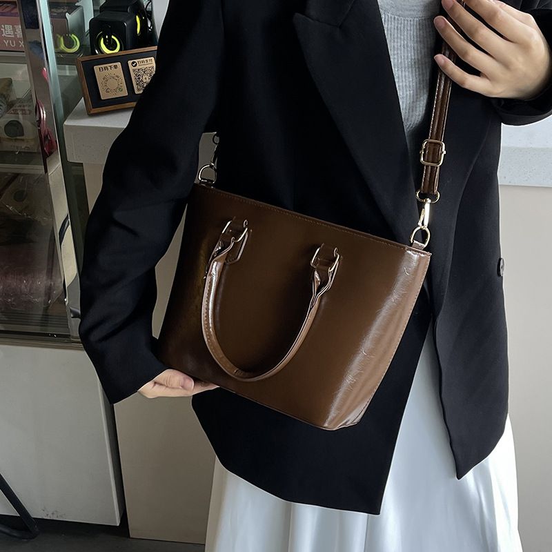 Miss DG 2025 new large-capacity commuter bag shoulder messenger bag fashionable simple handbag casual shopping bagCoffee