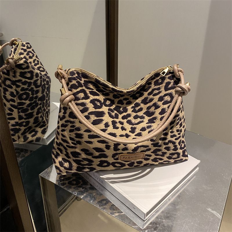 The 2025 new leopard print large-capacity stylish tote bag has a high appearance level and is a trendy and fashionable single-shoulder underarm bag for commuting