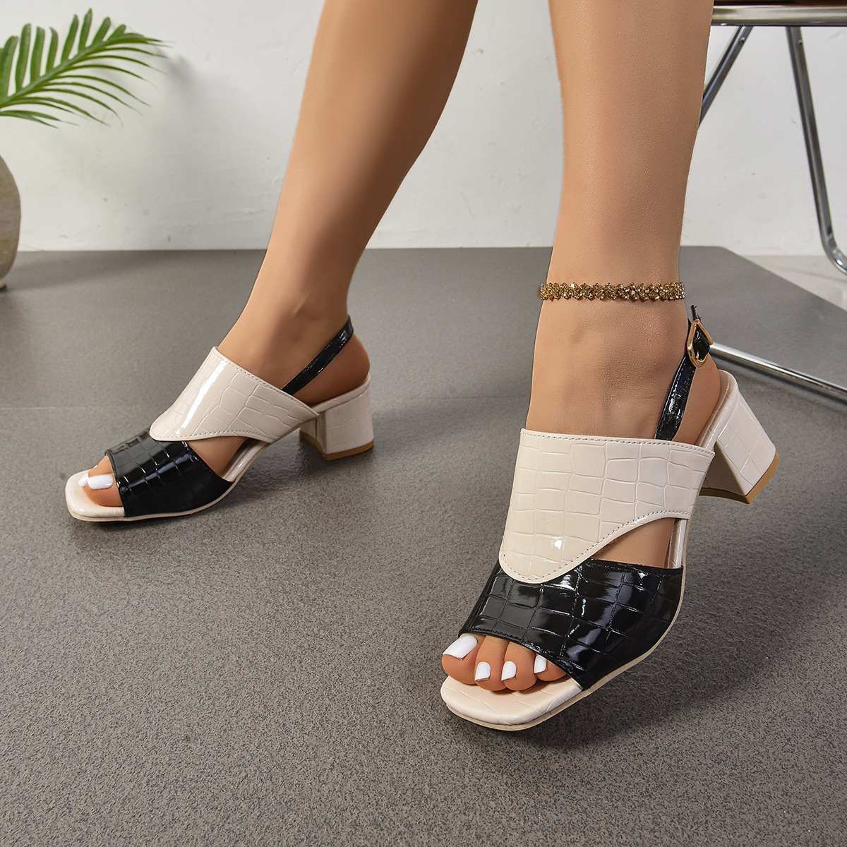 The new summer sandals with medium heels and thick heels in 2025 are paired with large-sized women's cross-border color-blocked shoes from Europe and America

