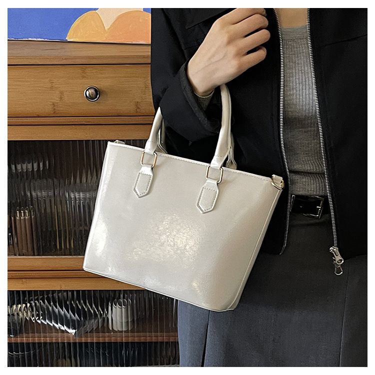 Miss DG 2025 new large-capacity commuter bag shoulder messenger bag fashionable simple handbag casual shopping bag