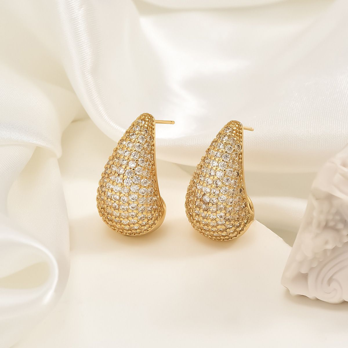 Gold drop earrings studded with diamonds, fashionable, high-end earrings, exaggerated jewelry