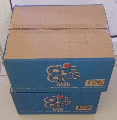 CHIC CHOC CHOCOLATE, MILK-FLAVOURED CREAM BISCUIT, STRAWBERRY 23g