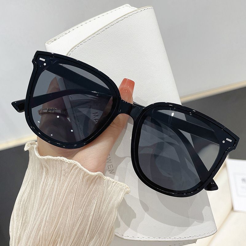 Fashionable streetwear sunglasses for both men and women. Sunglasses
